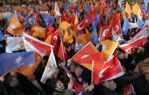 AK Parti Genel Merkezi önünde coşkulu kalabalık