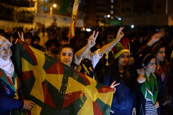 Diyarbakır'da DBP önünde olaylar çıktı 1 kişi silahla yaralandı