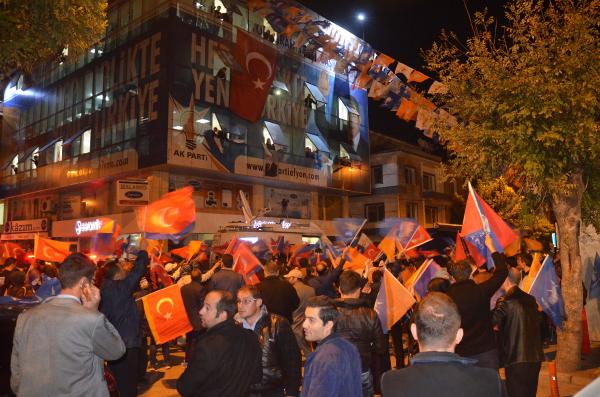 Afyonkarahisar'da sevincin merkezi Ak Parti il binası