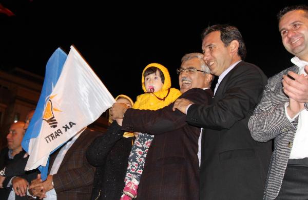 Burdur'da Ak Partililer kutlama yaptı