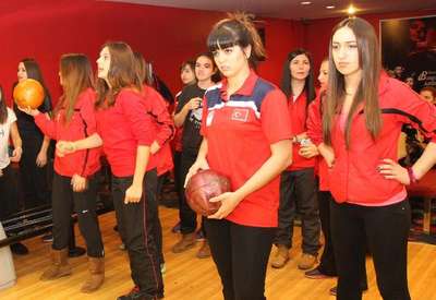 Buz Hokeyi Bayan Milli Takımı bowling oynayarak stres attı