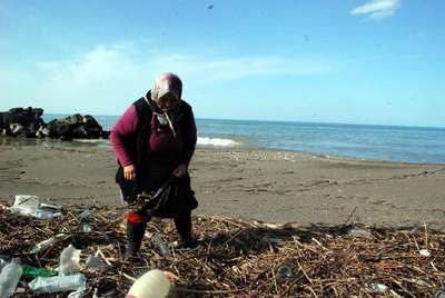 Sahile vuran dal parçaları yakacakları oluyor