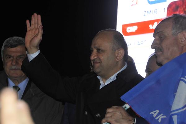 Kocaeli'de Ak Partililerden halaylı, havai fişekli kutlama