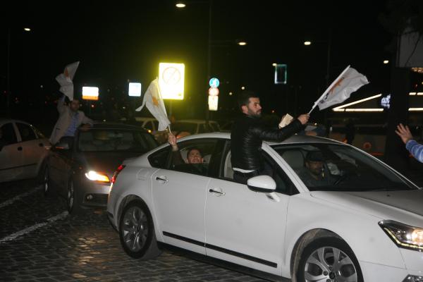 İzmir Cumhuriyet Meydanı'nda AK Parti kutlaması