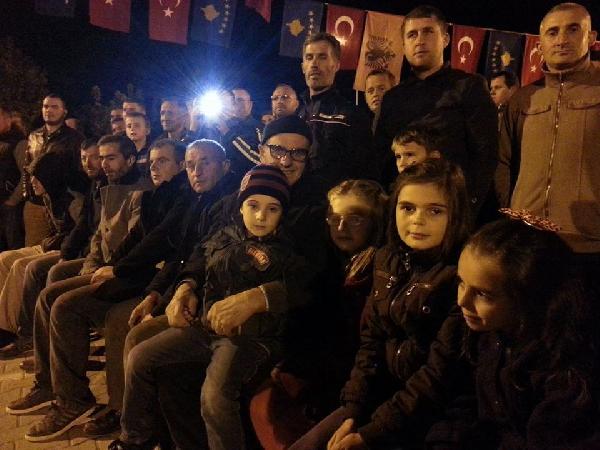 AK Parti'nin zaferi Kosova'da havai fişek ve halaylarla kutlanıyor