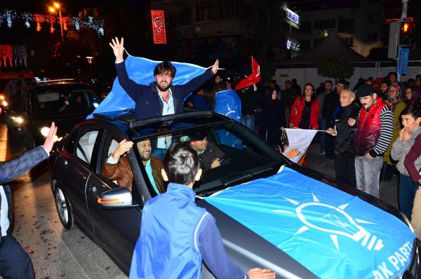 Manisa'da AK Parti'den zafer kutlaması