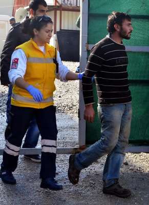 Ehliyetsiz sürücü kamyonetle ambulansa çarptı