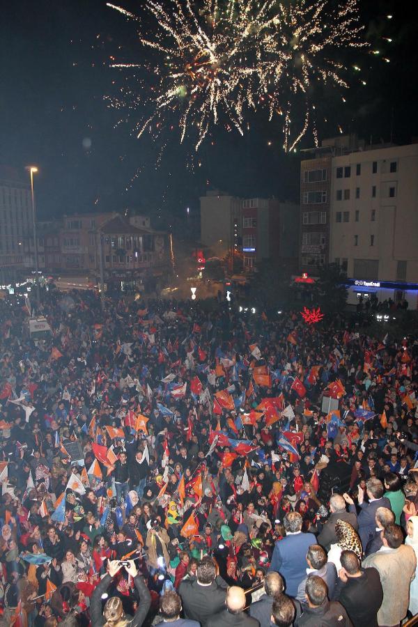 Balıkesir AK Parti'den havai fişekli kutlama