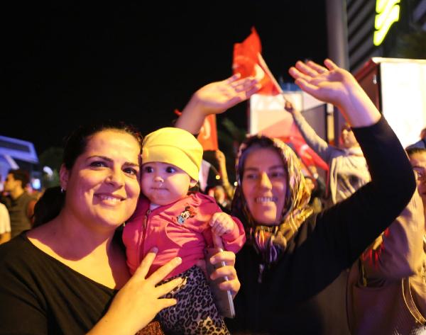 Ak Parti, Antalya'da sonuçları 'Bangır Bangır' şarkısıyla kutluyor (2)