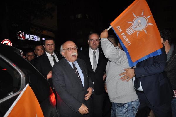 Bakan Avcı Ak Parti'nin zaferini Eskişehir'de partililerle kutladı