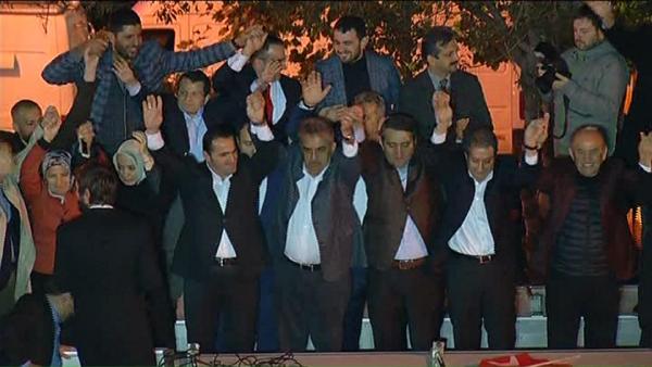 AK Parti İstanbul İl Merkezi önünde kutlama...