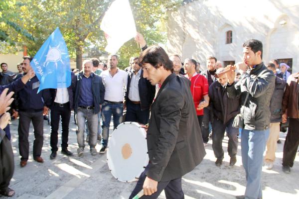 Ak Parti zaferine sevinen esnaf Şanlıurfa'da davul çaldırıp göbek attı