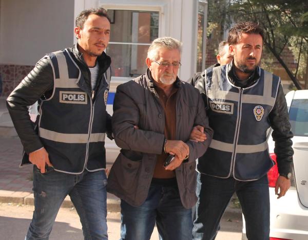 Evi terk eden eşini, kayınvalidesi ve kayınbiraderini öldürdü, intihar etmek isterken yakalandı