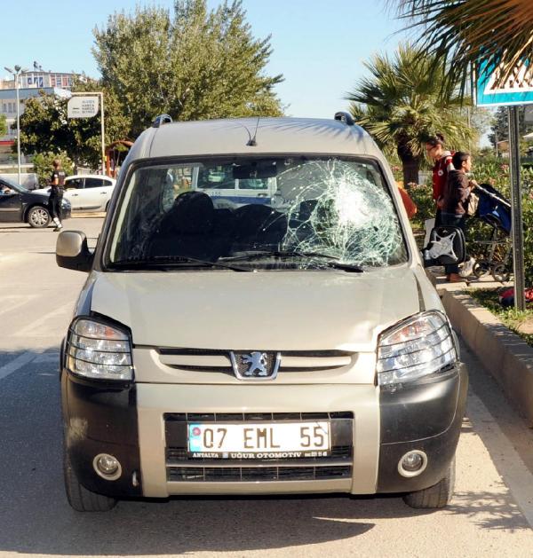 Hırsız takibinde polise otomobil çarptı