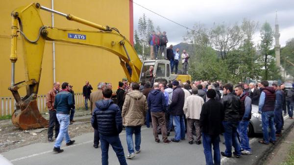 Rize’de kazılan yolun onarılmamasına tepki eylemi