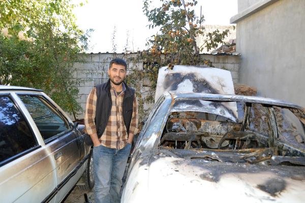 Hilvan'da 2 otomobil kundaklandı