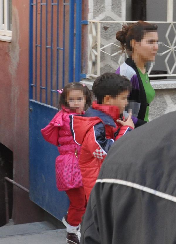 Boşanmak isteyen kocasına kızıp, bıçakla iki çocuğunu rehin aldı