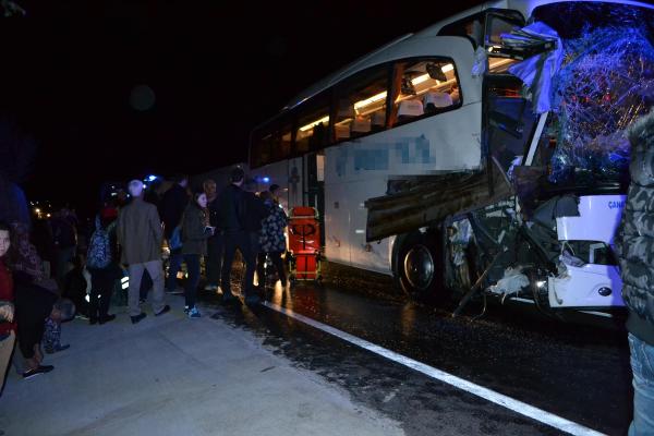 Yolcu otobüsü, önündeki TIR’a çarptı: 11 yaralı