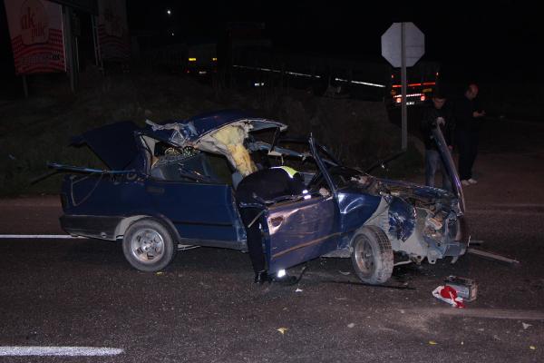 Bolu'da otomobil TIR'ın altından geçti: 2 yaralı