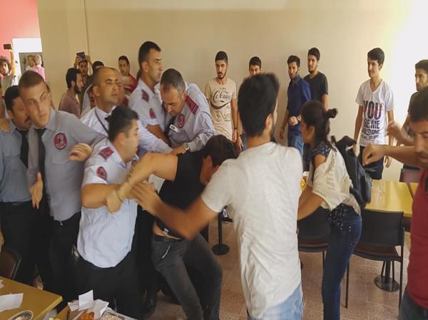 Özel güvenlik görevlisinin fırlattığı bardak dudağını yardı