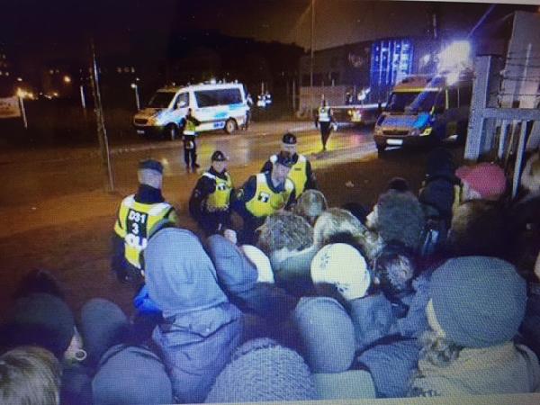 İsveç’te Roman mahallesine polis baskını