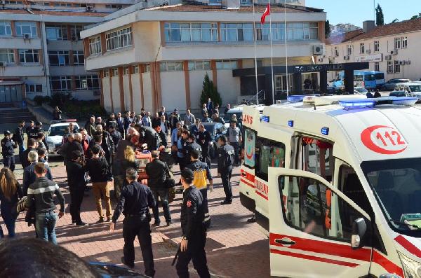 Borçlarını ödeyemeyince, adliye önünde kendini kesti