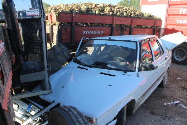 Otomobil traktöre çarptı: 4'ü ağır 5 yaralı