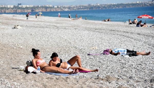 Antalya'da Kasım'da sahil keyfi