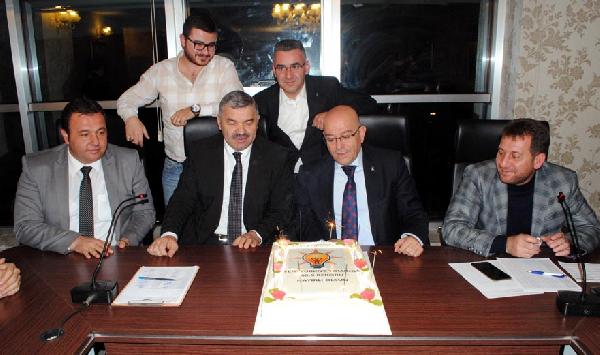 AK Parti'den pastalı kutlama