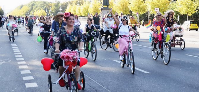'Süslü Kadınlar' Berlin'de pedal çevirdi