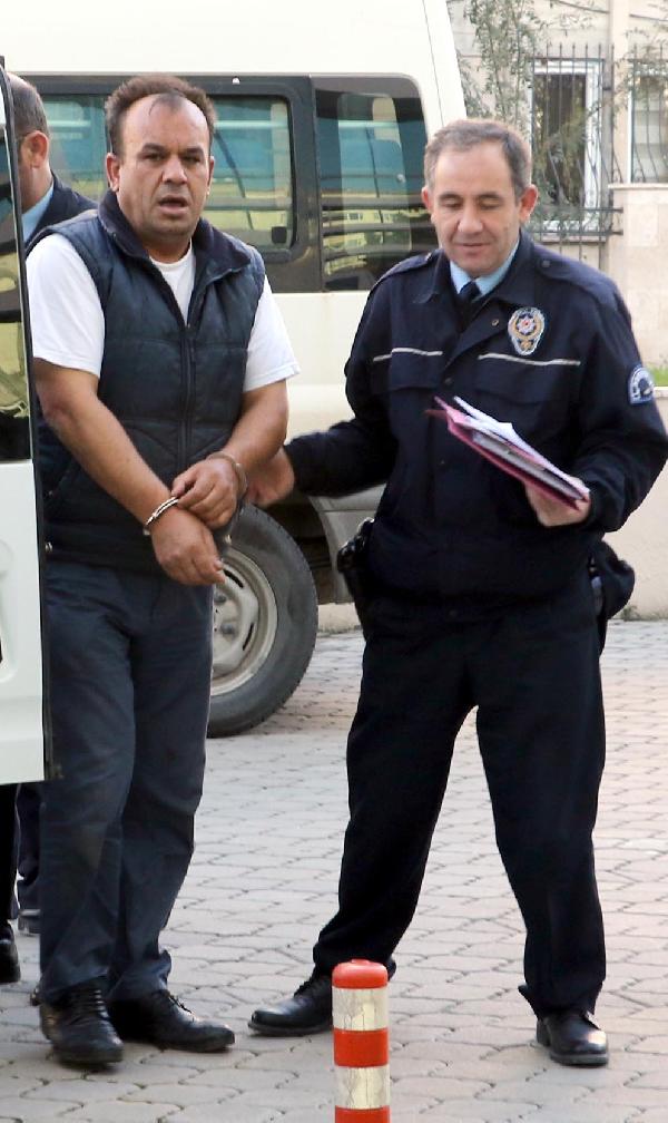 İki polisi parmaklarını ısırarak yaraladı