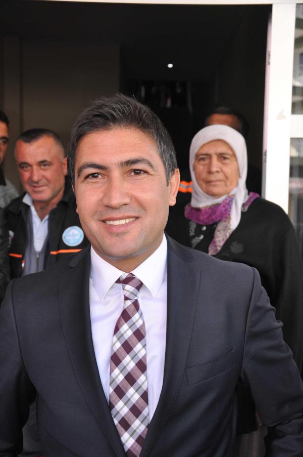 Yurt dışı oylarıyla gülen AK Partili Özkan, başarıyı çalışmaya bağladı