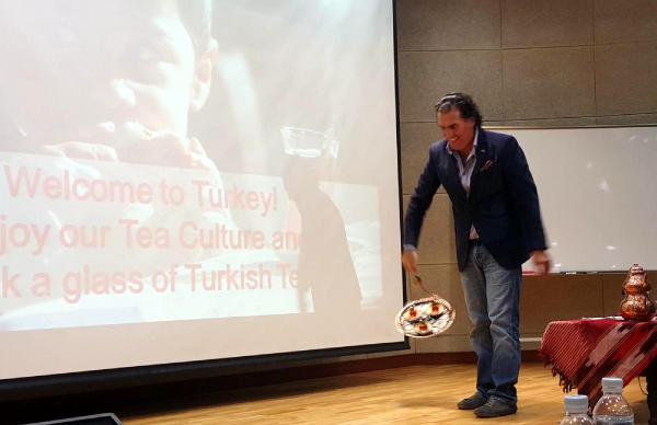 Güney Korelileri büyüleyen Türk çayı sunumu