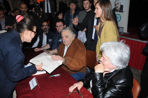 Jose Mujica, Eskişehirliler'e kitabını imzaladı