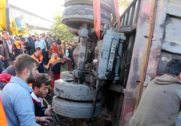 Yol kenarında yürürken üzerlerine kamyon devrilen anne ve kızı öldü