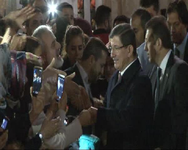 Başbakan Davutoğlu, Eyüp Sultan Camii'nde akşam namazı kıldı