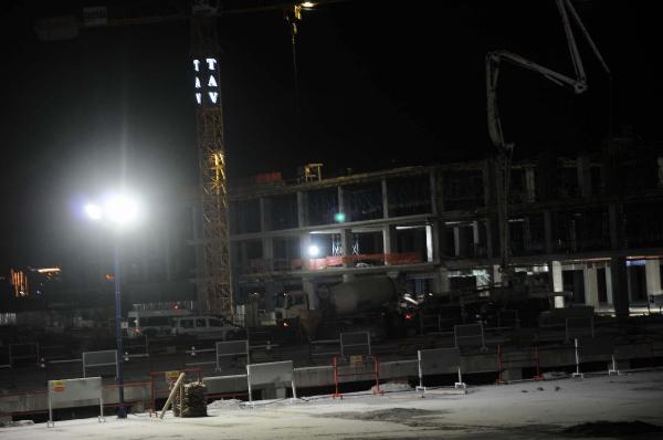Atatürk Havalimanı'nda iş kazası: Beton kolondan yere çakıldı