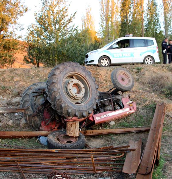 Savaştan kaçan Suriyeli traktör altında can verdi