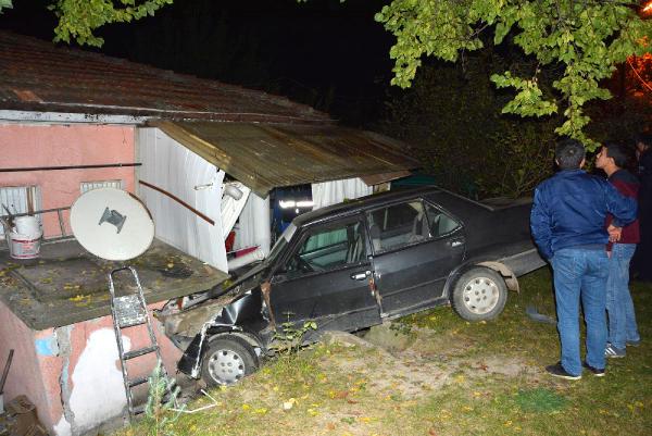 Eve çarpan otomobilin sürücüsü yaralandı