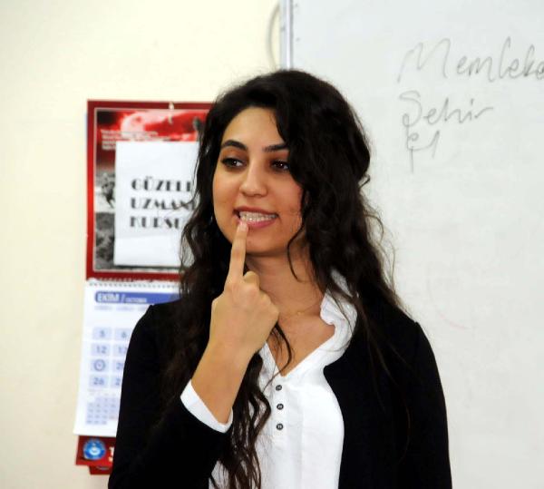 İşitme engelli ailesinden öğrendiği işaret dili mesleği oldu