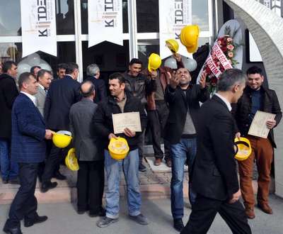 Sertifikalı inşaat ustaları, baret fırlattı