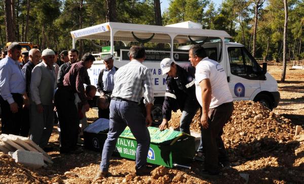 Aile faciasında ölen 3 kişi Antalya'da toprağa verildi