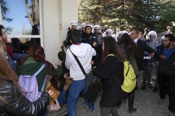 Anadolu Üniversitesi'nde afiş gerginliği