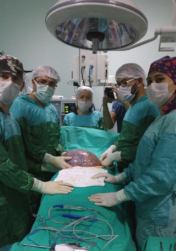 Karnından 6 kiloluk kitle çıkarıldı