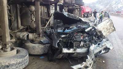 Üzerine TIR devrilen otomobilin sürücüsü ağır yaralandı