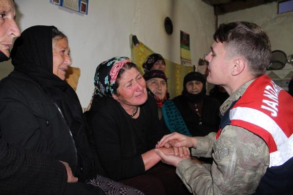 Şehit evine ateş düştü