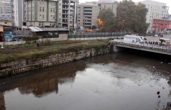 Polisten kaçan hırsızlık şüphelisi dereye atlayıp izini kaybettirdi