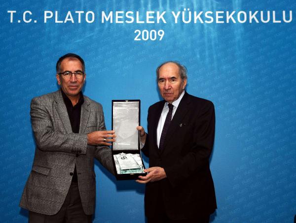 Altan Öymen 65 yıllık deneyimini öğrencilerle paylaştı