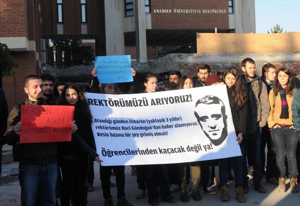 Anadolu Üniversitesi'nde öğrencilerden 'Rektörümüzü arıyoruz' eylemi