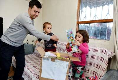 Babasının gözyaşını silen Tuana'ya bir koli oyuncak